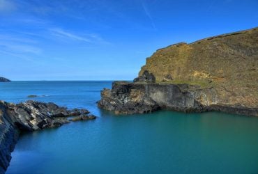 Сказочная лагуна среди скал: в Уэльсе туристы нашли уникальное место для отдыха