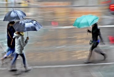 Дощ, сніг, вітер й стрибки температури: синоптикиня попередила українців про негоду