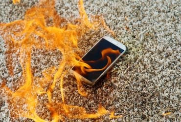 Старий смартфон може спалахнути: прихована небезпека, яку легко не помітити