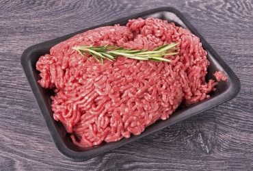 Как разморозить фарш в два раза быстрее: простой трюк с двумя кастрюлями