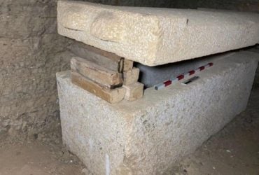 Археологи нашли на дне шахты запечатанную гробницу с покрытой золотом мумией (фото)