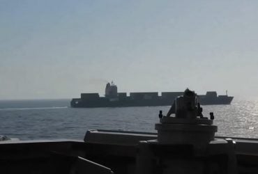 Американский эсминец впервые за 38 лет обстрелял из пушки иранское судно (видео)