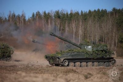 Білорусь облаштовує позиції артилерії і будує дороги біля кордону, - Зеленський