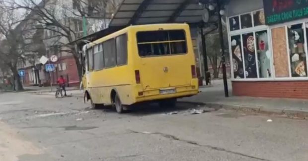 У Херсоні окупанти скинули вибухівку на пасажирський автобус