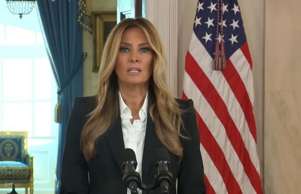 Мелания Трамп ловко дистанцировалась от мужа, и на то есть причина, – Mirror