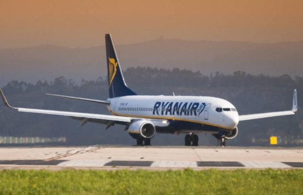 Хаос у небі: п'яний пасажир Ryanair ледь не зірвав посадку літака і потрапив до в'язниці