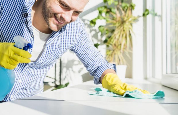 Ножом скрести не нужно: 5 способов легко отмыть следы от скотча с пластиковых окон