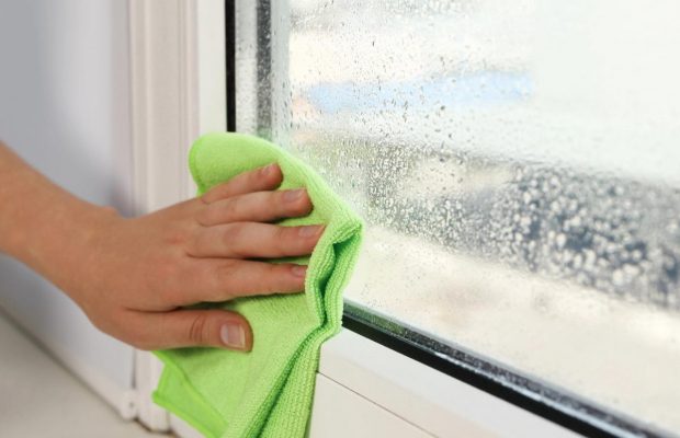 Чому кмітливі господині натирають вікна хлібом: що це дає