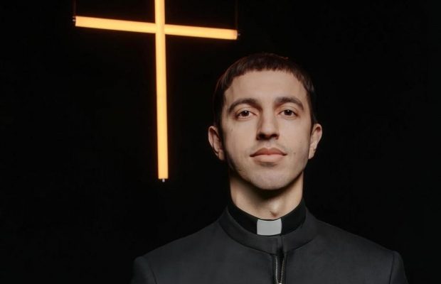 Иконы в бокалах и образ священника: популярный певец попал в скандал из-за новой песни