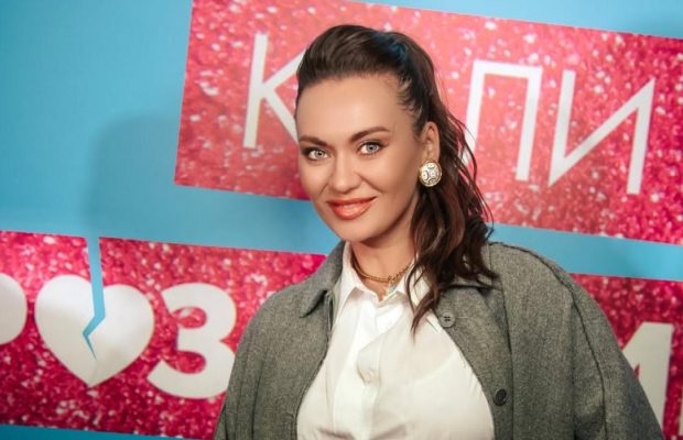 40-летняя известная актриса заинтриговала букетом от загадочного военного (фото)