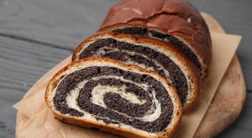 Маковый рулет на Пасху 2026: много начинки и воздушное тесто - бабушкин рецепт