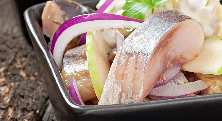 Готую оселедець шматочками у розсолі за 10 хвилин: виходить смачніше за магазинний