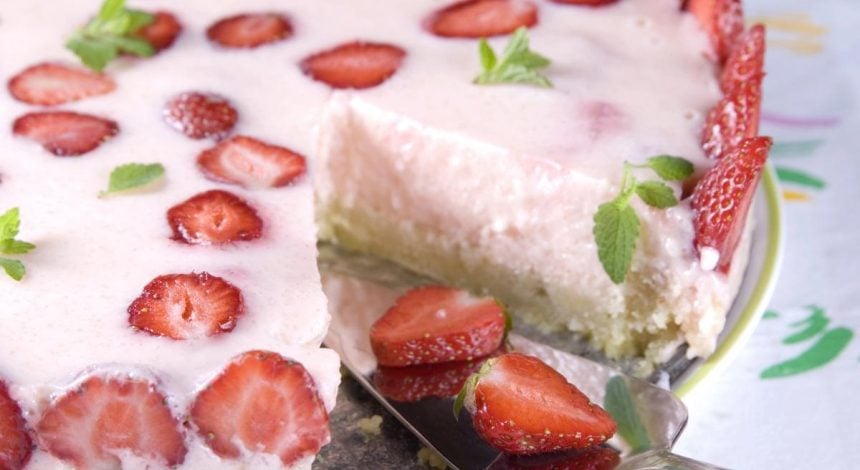 Йогуртовый торт "Клубничный поцелуй": без выпечки и без вреда для фигуры