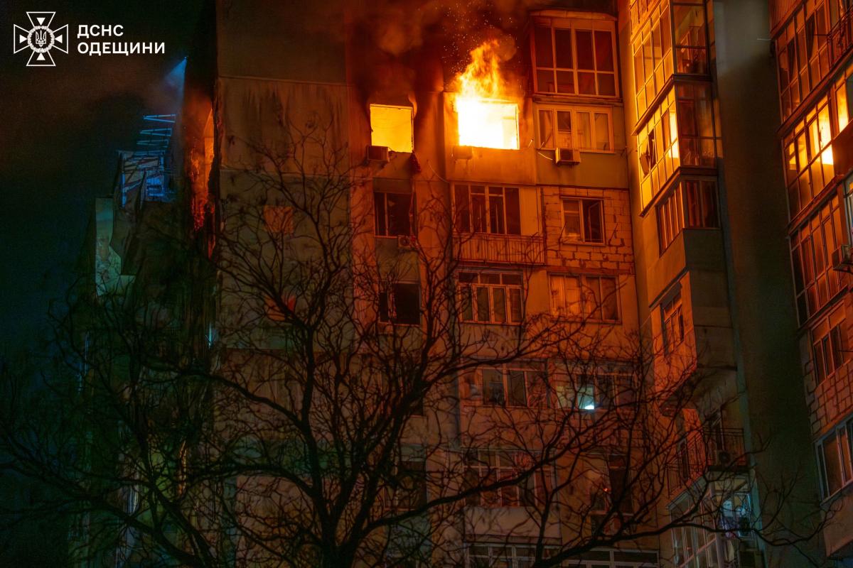 Російські дрони знову атакували Одесу: уражено житлові багатоповерхівки, є поранені (фото)