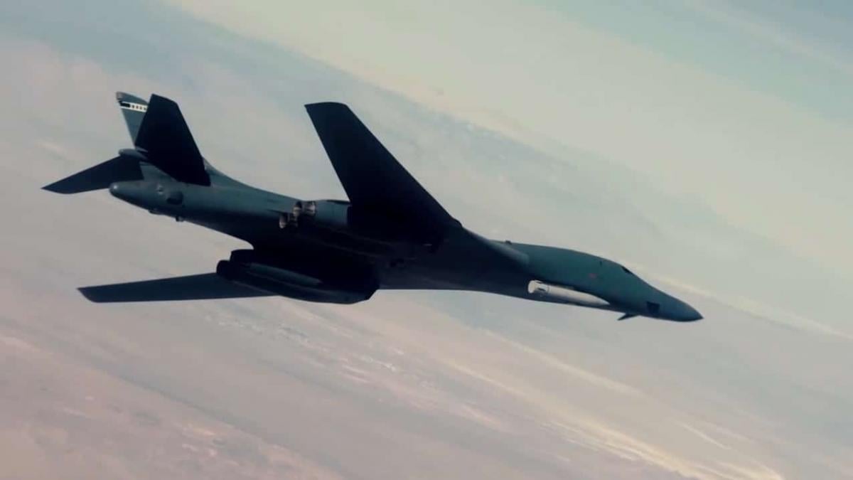 Бомбардировщик B-1B впервые показали с большой гиперзвуковой ракетой (фото)