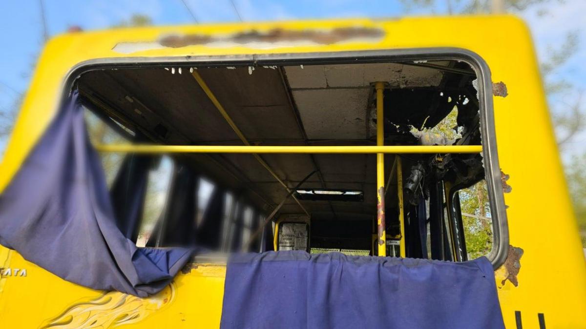 Оккупанты ударили дроном по маршрутке в Херсоне: погибли два человека, много раненых