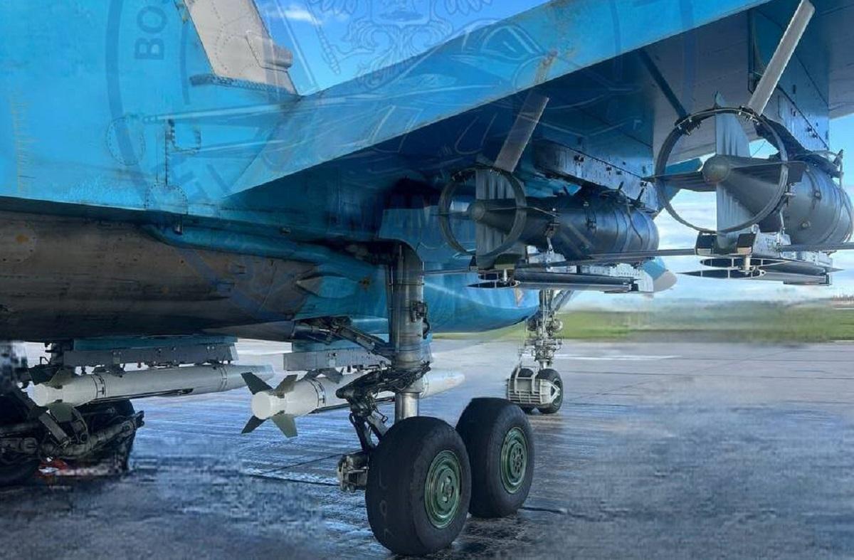 На Су-34 росіяни почали чіпляти одразу 6 КАБів: які наслідки це матиме (відео)