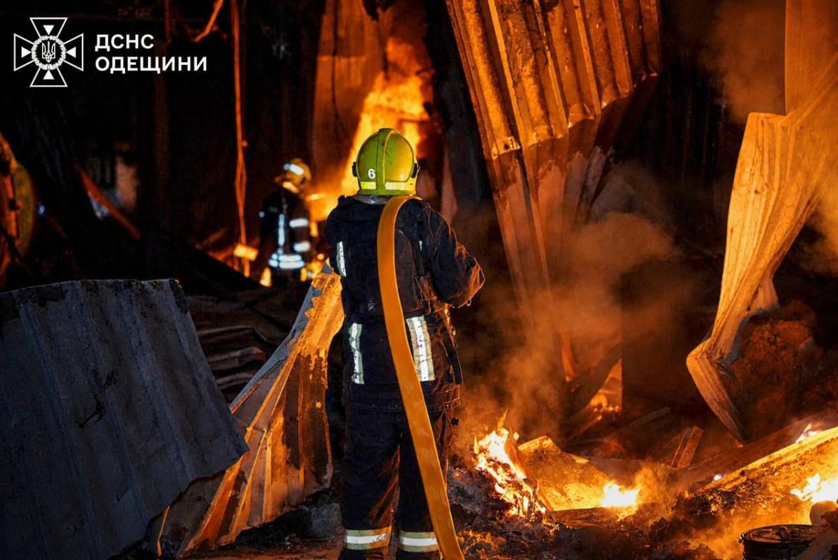Росія атакувала житлові будинки та порт Одещини: є загиблі та поранені