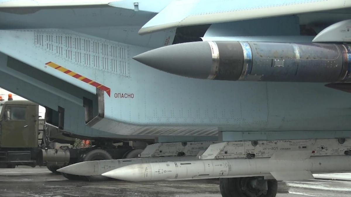 Россияне продемонстрировали Су-35С в 'режиме зверя': какие именно ракеты несет истребитель (фото)