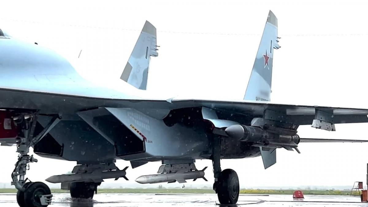 Россияне продемонстрировали Су-35С в 'режиме зверя': какие именно ракеты несет истребитель (фото)