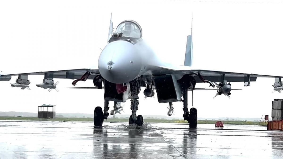Росіяни показали Су-35С у "‎режимі звіра": які саме ракети несе винищувач