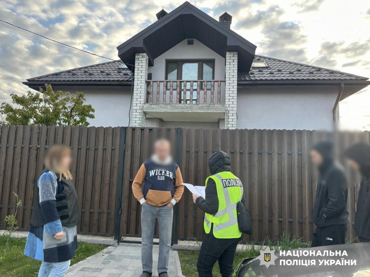 Изъяты автомобили и много налички: полиция 'гостила' у должностных лиц ТЦК почти по всей Украине