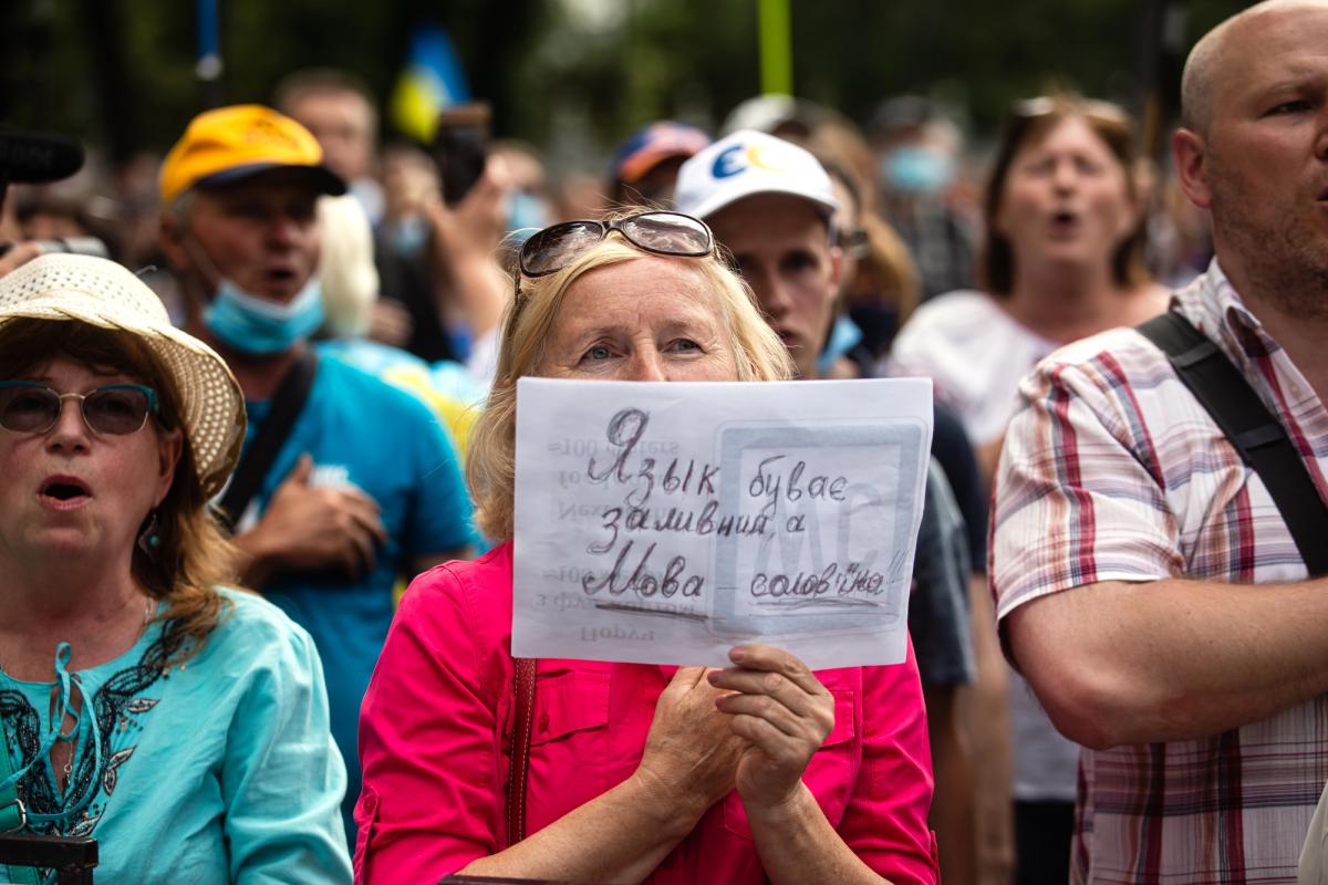Українці почали частіше скаржитися на порушення мовного закону