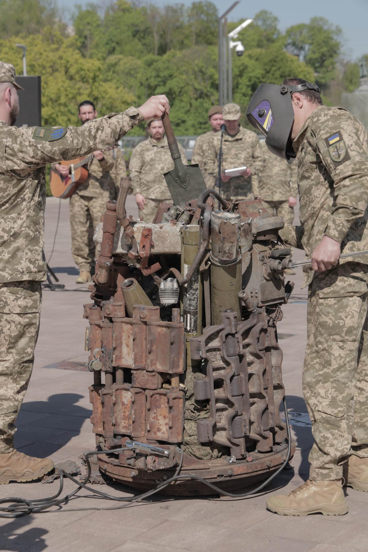 'Останню крапку ставить піхота': у Києві відкрили інсталяцію з уламків ворожого озброєння