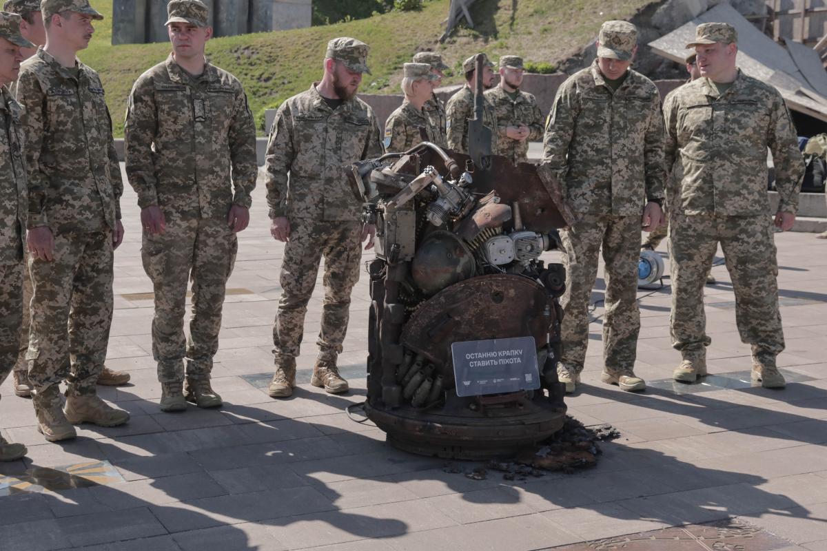 'Останню крапку ставить піхота': у Києві відкрили інсталяцію з уламків ворожого озброєння