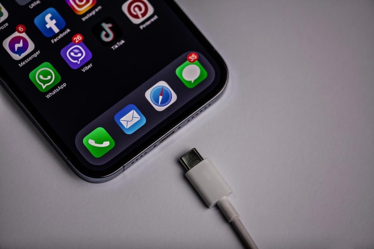 Що буде, якщо заряджати iPhone занадто потужною зарядкою: відповідь здивує