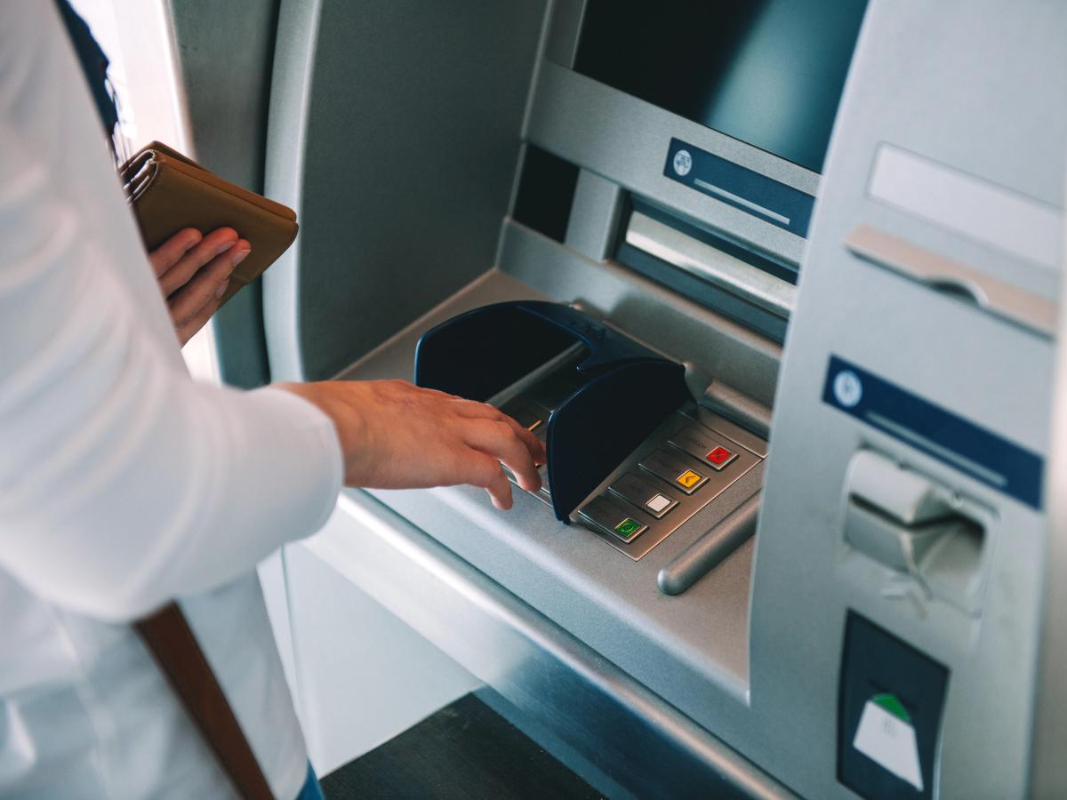 Чому не варто друкувати чек після зняття готівки: експерти назвали приховану загрозу