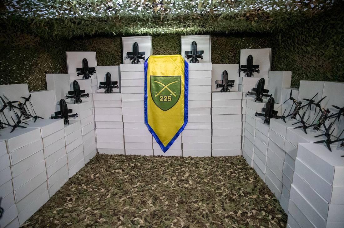 Кличко: Громада Києва передала 225 полку ЗСУ ще 3100 дронів різних типів Кличко: Громада Києва передала 225 полку ЗСУ ще 3100 дронів різних типів