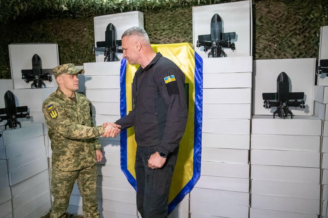 Кличко: Громада Києва передала 225 полку ЗСУ ще 3100 дронів різних типів Кличко: Громада Києва передала 225 полку ЗСУ ще 3100 дронів різних типів
