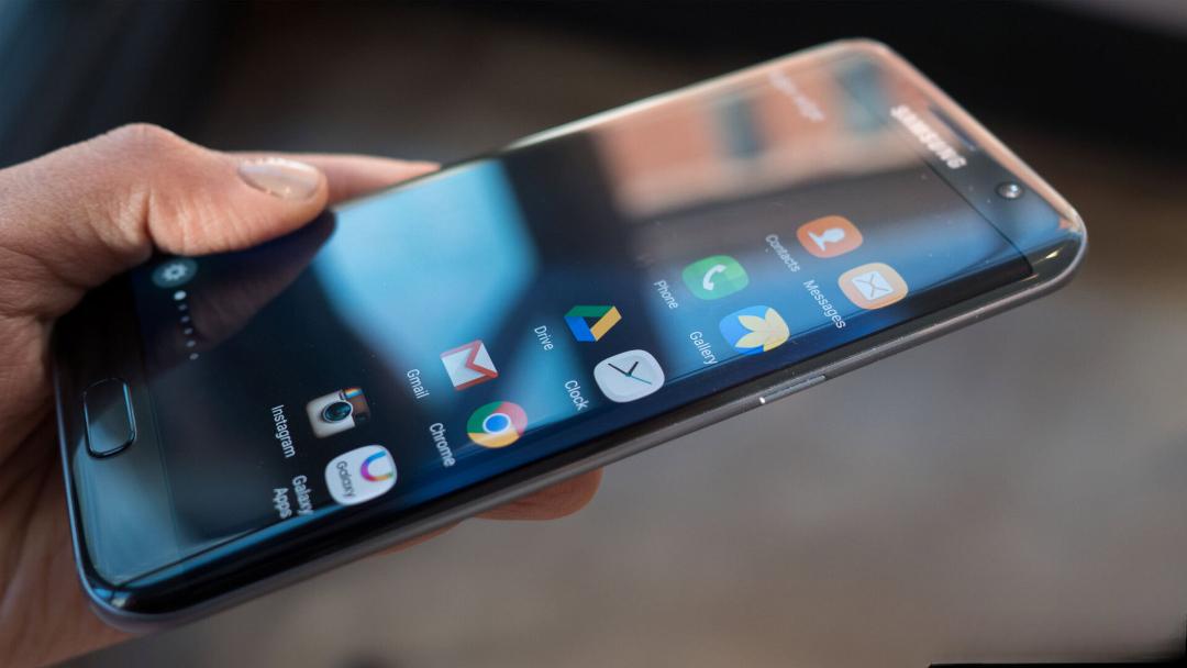 Вигнуті екрани, які всі копіювали: чому Samsung похоронила свою легендарну фішку