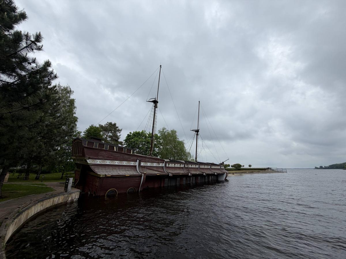 У 'Межигір’ї' пішов під воду корабель-ресторан Януковича: фахівці пояснили причину (фото) У 'Межигір’ї' пішов під воду корабель-ресторан Януковича: фахівці пояснили причину (фото)