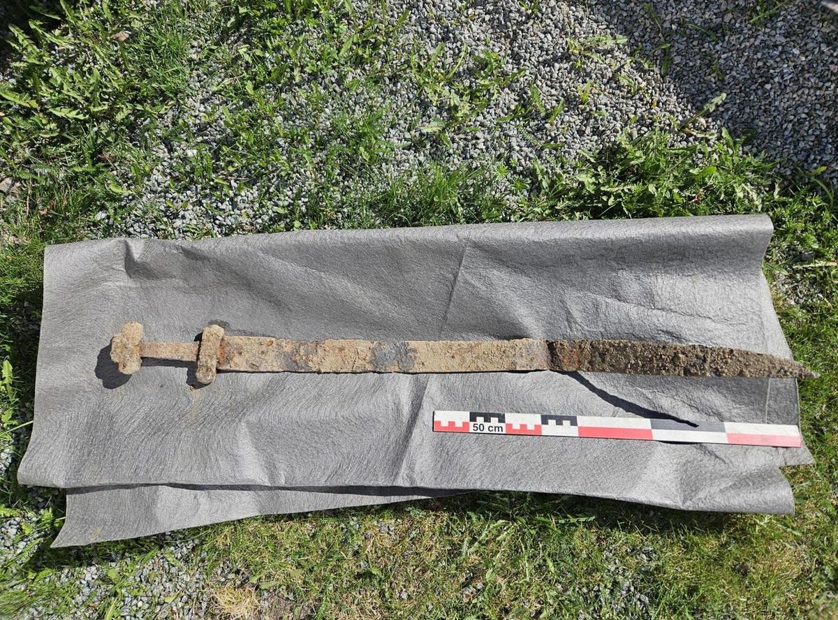 В Норвегии 6-летний школьник случайно нашел 1300-летний меч (фото) В Норвегии 6-летний школьник случайно нашел 1300-летний меч (фото)