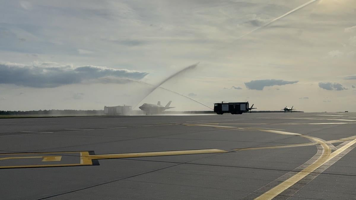 Польща нарешті отримала новітні винищувачі F-35: що це означає для всього НАТО Польща нарешті отримала новітні винищувачі F-35: що це означає для всього НАТО