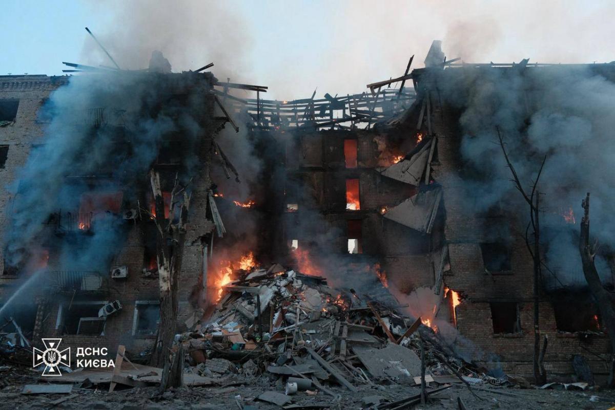 Массированный удар россиян по Киеву: в ГСЧС показали страшные последствия атаки (фото) Массированный удар россиян по Киеву: в ГСЧС показали страшные последствия атаки (фото)