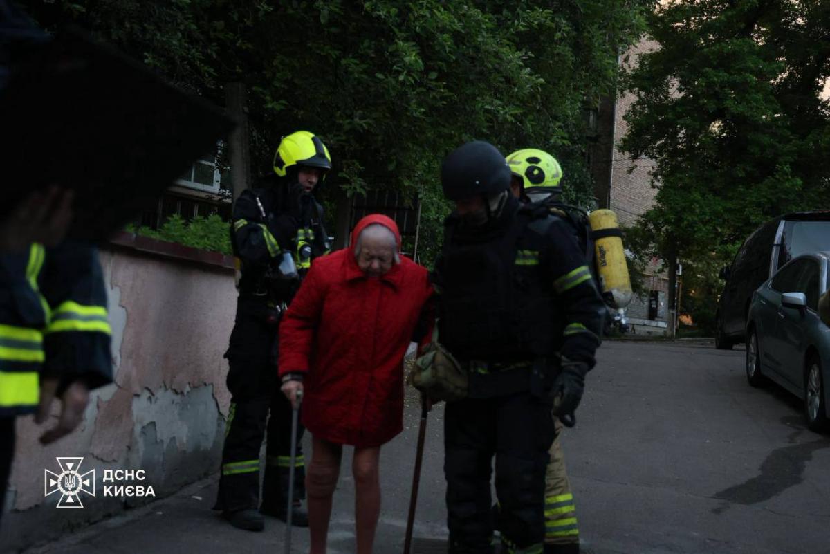 Массированный удар россиян по Киеву: в ГСЧС показали страшные последствия атаки (фото) Массированный удар россиян по Киеву: в ГСЧС показали страшные последствия атаки (фото)