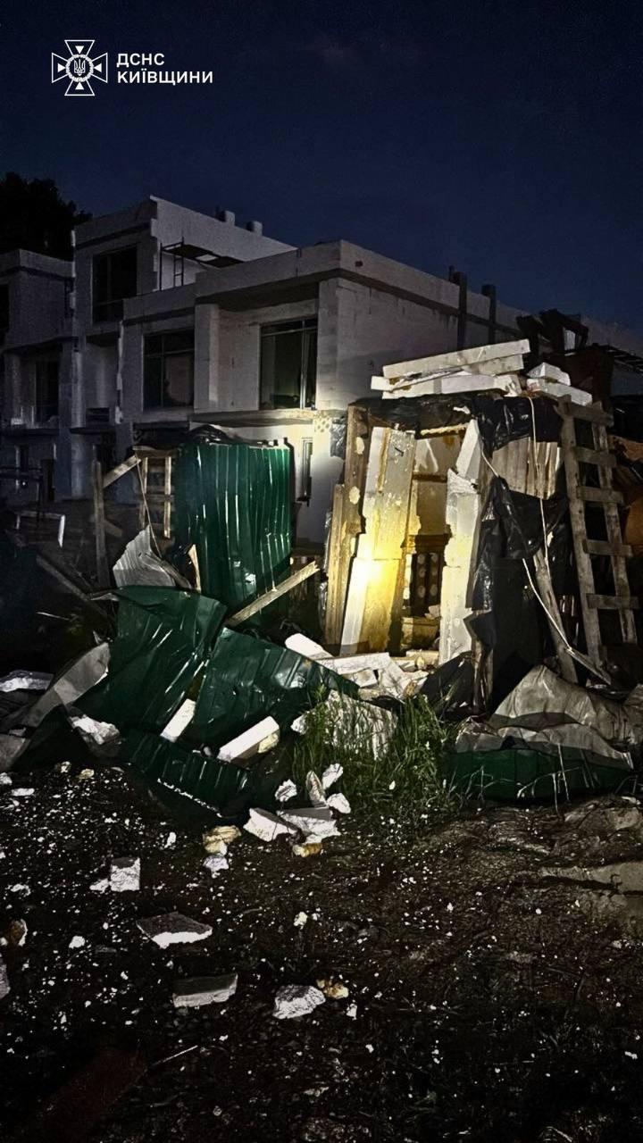 Армія РФ масовано обстріляла Київщину: виникли масштабні пожежі, є загиблі (фото) Армія РФ масовано обстріляла Київщину: виникли масштабні пожежі, є загиблі (фото)