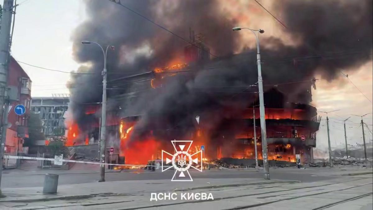 Вщент згоріли ТРЦ та ринок: як виглядає Лук’янівка у Києві після нічної атаки