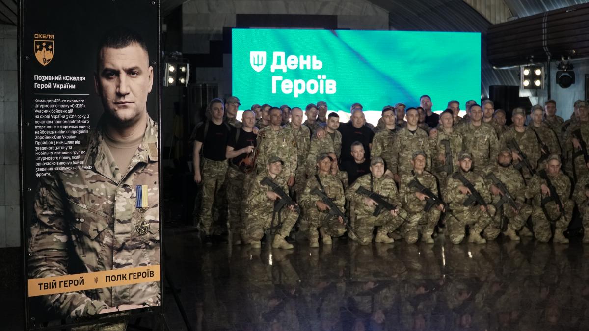 Полк 'Скеля' провів у Дніпрі урочисту присягу до Дня Героїв Полк 'Скеля' провів у Дніпрі урочисту присягу до Дня Героїв