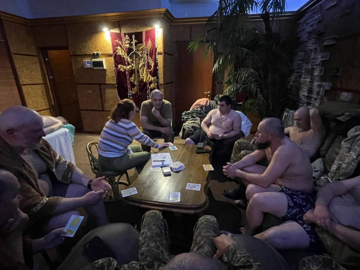 Ще вчора без вікон: у Києві готель 'Камелот' після обстрілу відновив реабілітацію військових і ветеранів