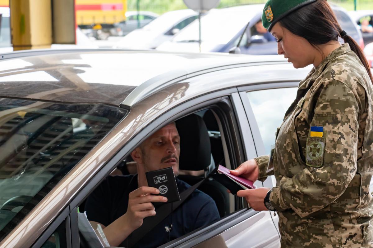 Кому запрещено выезжать из Украины Кому запрещено выезжать из Украины