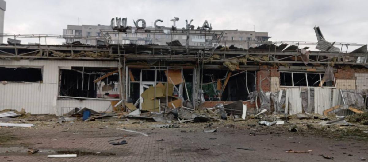 Росія прямими влучаннями десятків 'Шахедів' зруйнувала вокзал у Шостці