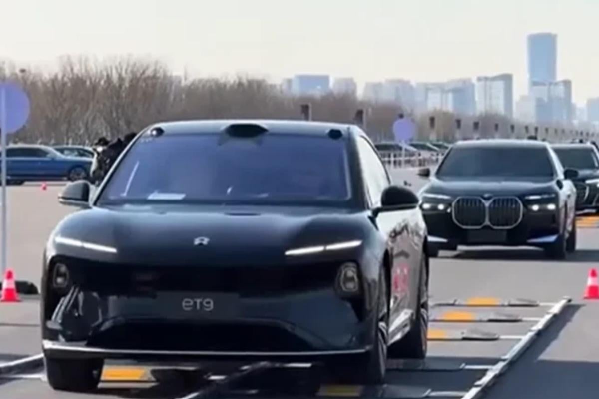 Китайский автомобиль соревновался с BMW и Audi на дороге с ямами и победил неожиданным образом Китайский автомобиль соревновался с BMW и Audi на дороге с ямами и победил неожиданным образом