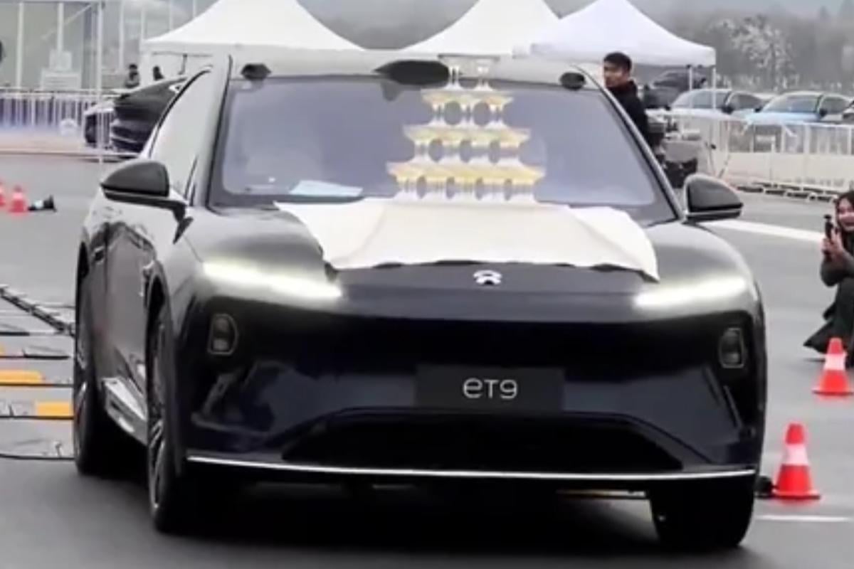 Китайский автомобиль соревновался с BMW и Audi на дороге с ямами и победил неожиданным образом Китайский автомобиль соревновался с BMW и Audi на дороге с ямами и победил неожиданным образом