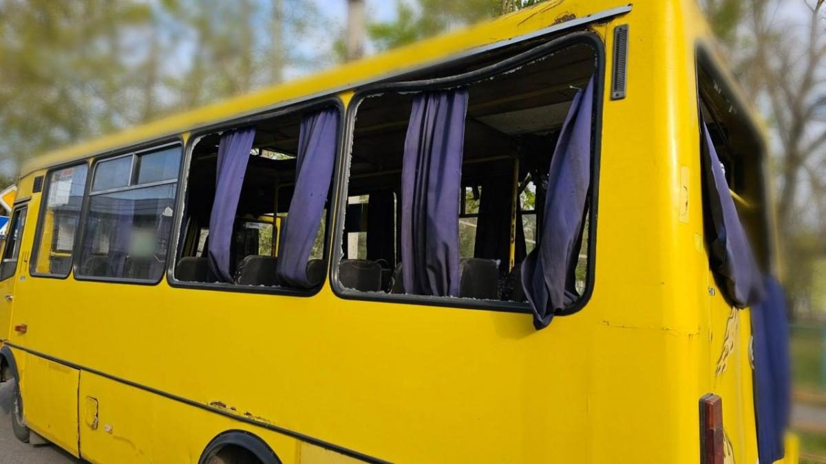 Окупанти вдарили дроном по маршрутці в Херсоні: загинуло двоє людей, багато поранених