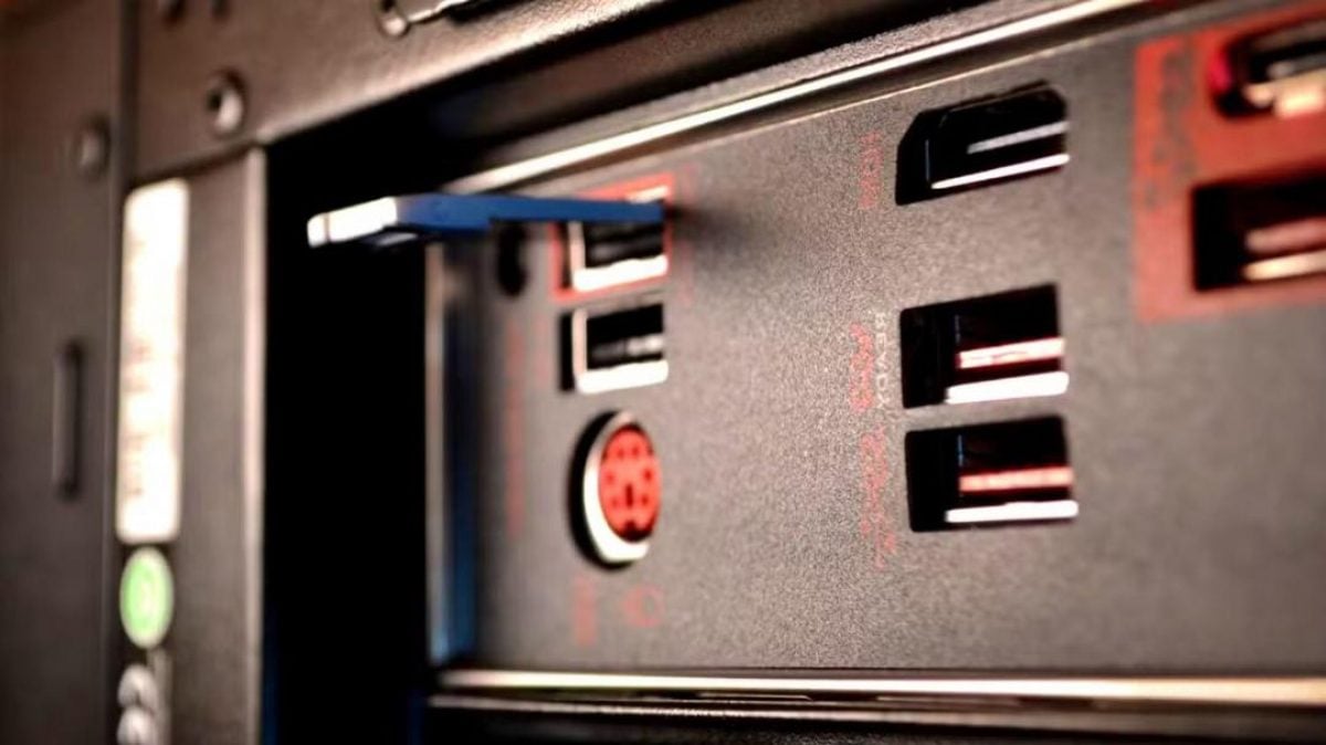 Синій або червоний: який USB-порт швидший і що означають кольори