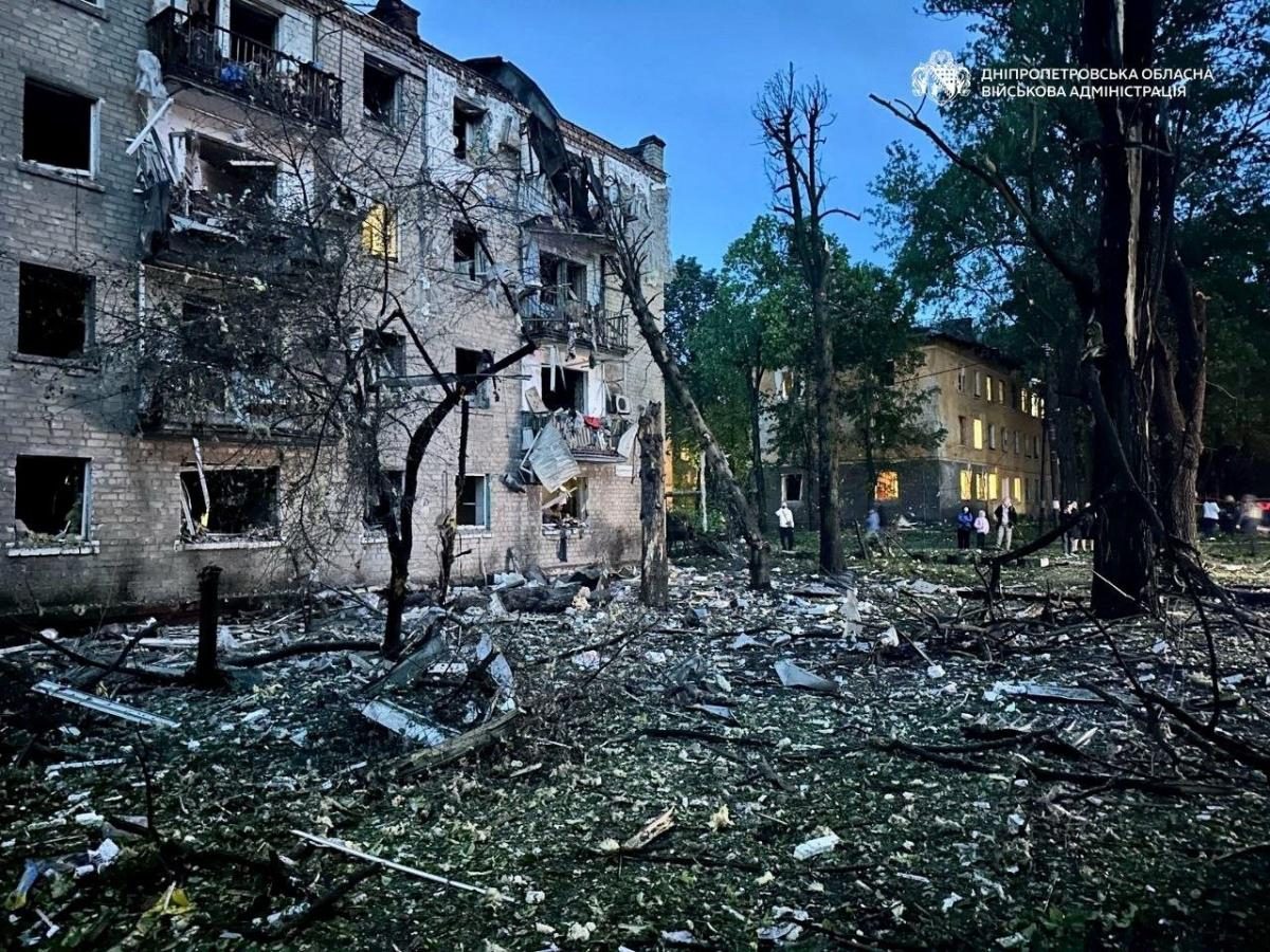 РФ атакувала Дніпро ракетами і дронами: зруйновані будинки, багато поранених (фото, відео)
